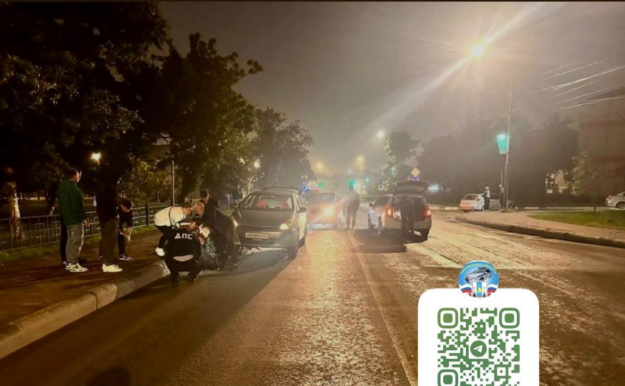 Лежащий на дороге мужчина попал под колёса автомобиля в Корсакове Лежащий на дороге мужчина попал под колёса автомобиля в Корсакове
