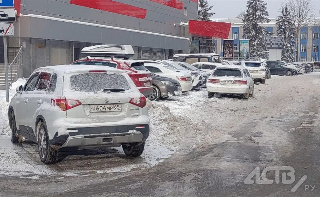 Южносахалинец показал, кто мешает расчищать город от снега