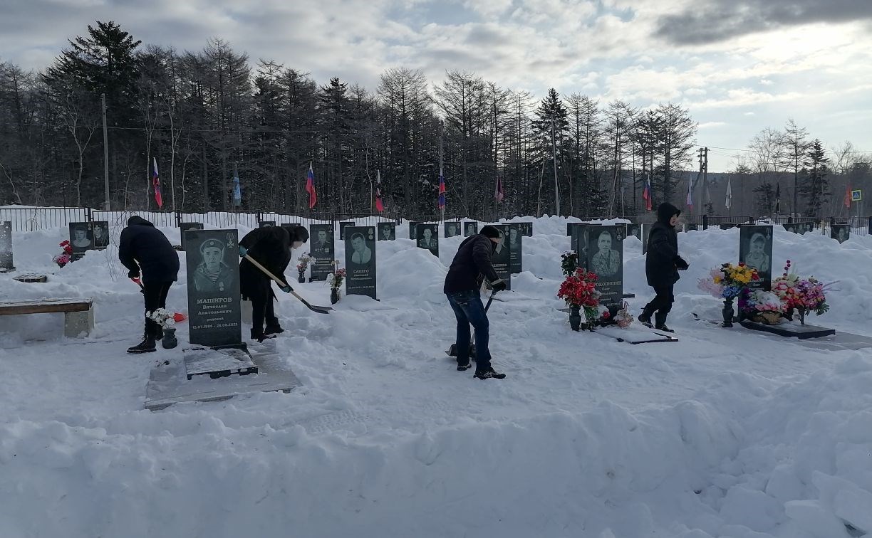 Осуждённые помогли волонтёрам очистить от снега мемориал в честь Героев, погибших в зоне СВО