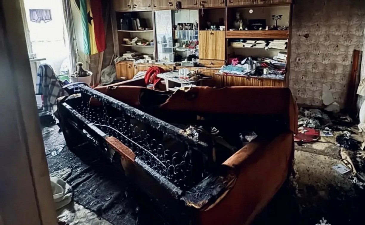 Сигарета подожгла диван: в Южно-Сахалинске спасли мужчину из горящего дома