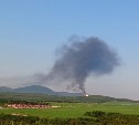 Всю долину накрыло: жители Корсаковского района сообщают о чадящем факеле над Пригородным 