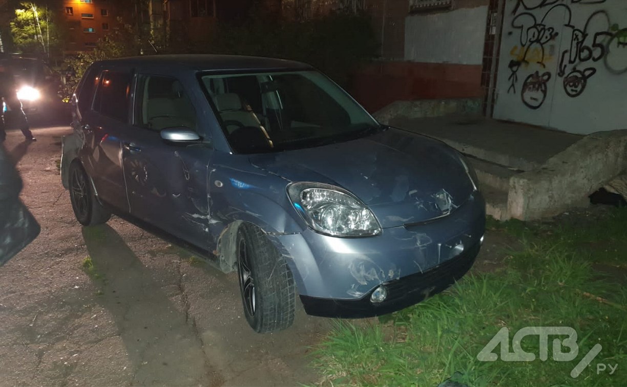 Водитель Mazda Verisa врезался в три припаркованные машины и скрылся с места ДТП в Южно-Сахалинске