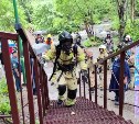 На Сахалине пожарные на скорость бежали по 452 ступенькам в снаряжении весом до 30 кг