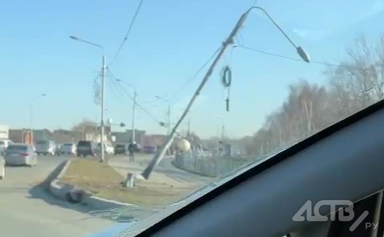 Южносахалинец на Toyota Ipsum влетел в "кольцо" и смял фонарный столб