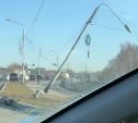 Южносахалинец на Toyota Ipsum влетел в "кольцо" и смял фонарный столб