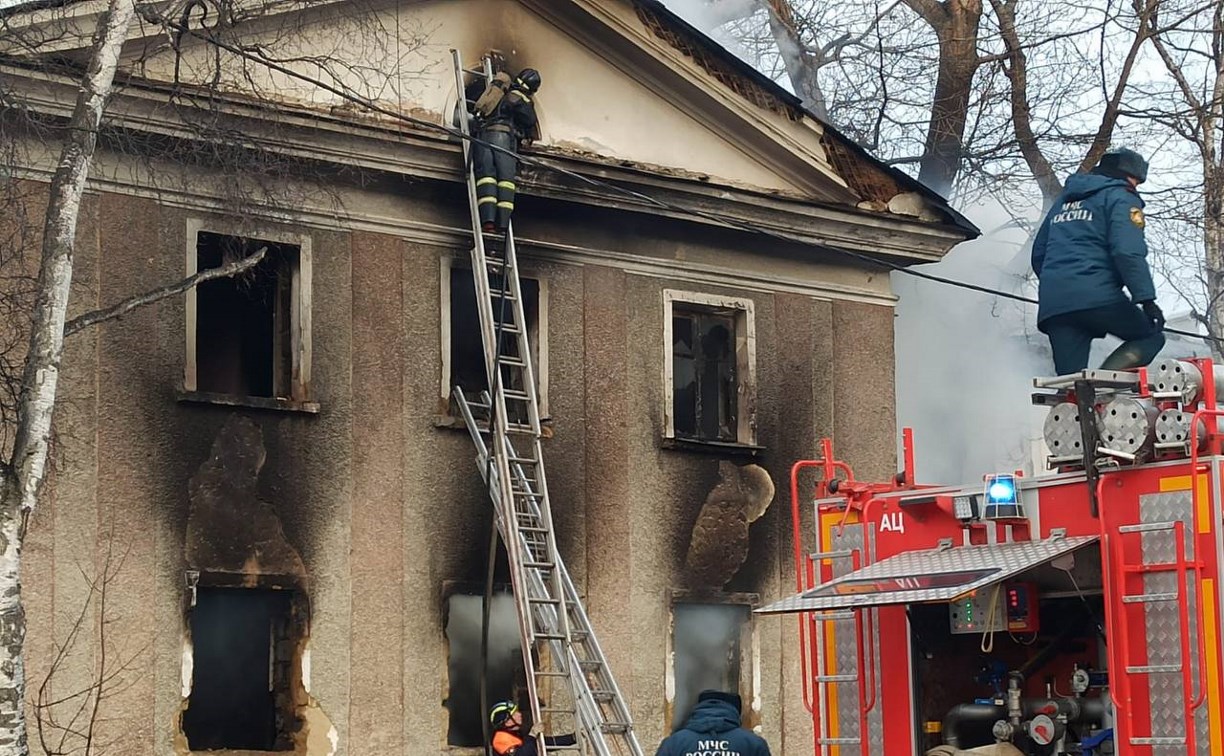 Администрация Южно-Сахалинска сообщила о срочном демонтаже сгоревшего двухэтажного дома