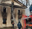 Администрация Южно-Сахалинска сообщила о срочном демонтаже сгоревшего двухэтажного дома