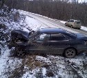 Внедорожник и легковой автомобиль вылетели на обочину в Корсаковском районе