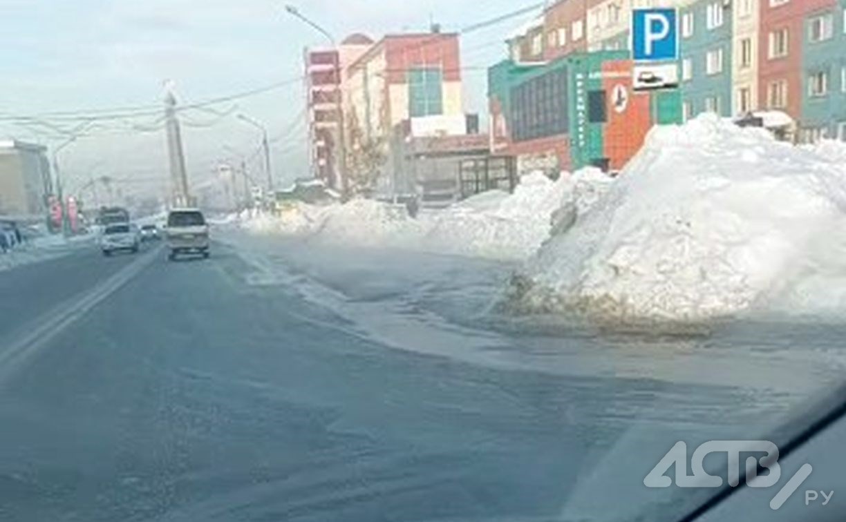 Очевидцы: кипяток течёт на улице Пуркаева в Южно-Сахалинске