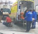 Южносахалинец поскользнулся и упал во дворе дома, пришлось вызывать скорую помощь 