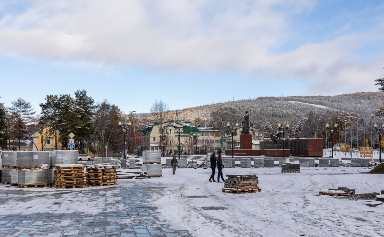 На площади Славы в Южно-Сахалинске до конца ноября заменят брусчатку и гранит на ступенях