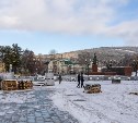 На площади Славы в Южно-Сахалинске до конца ноября заменят брусчатку и гранит на ступенях