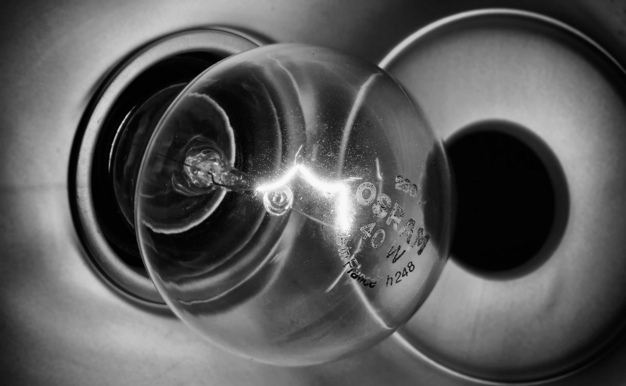 Судебные приставы и энергетики нагрянули домой к жителям Холмска, накопившим большие долги за свет