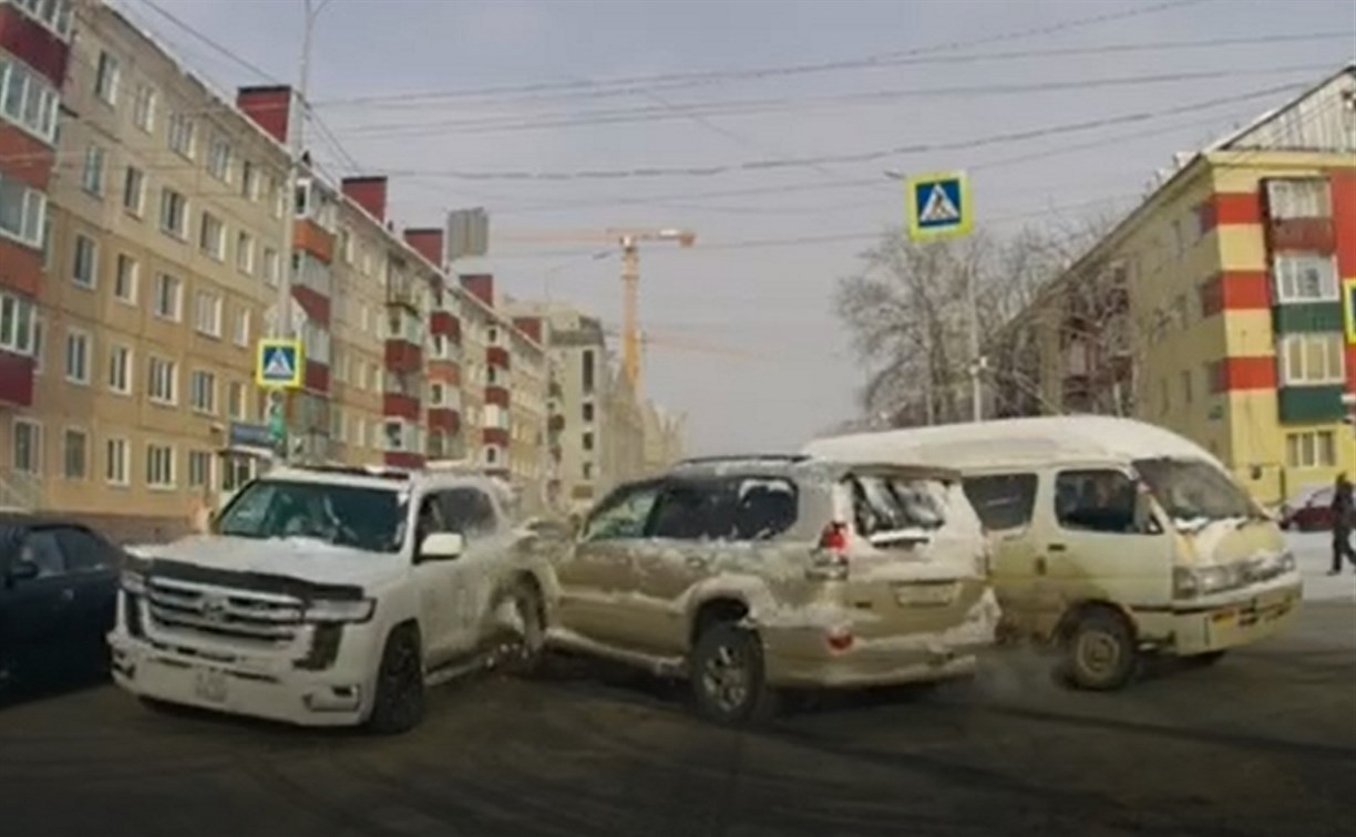 Микроавтобус спровоцировал дорогую аварию в Южно-Сахалинске, а сам поехал дальше