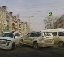 Микроавтобус спровоцировал дорогую аварию в Южно-Сахалинске, а сам поехал дальше