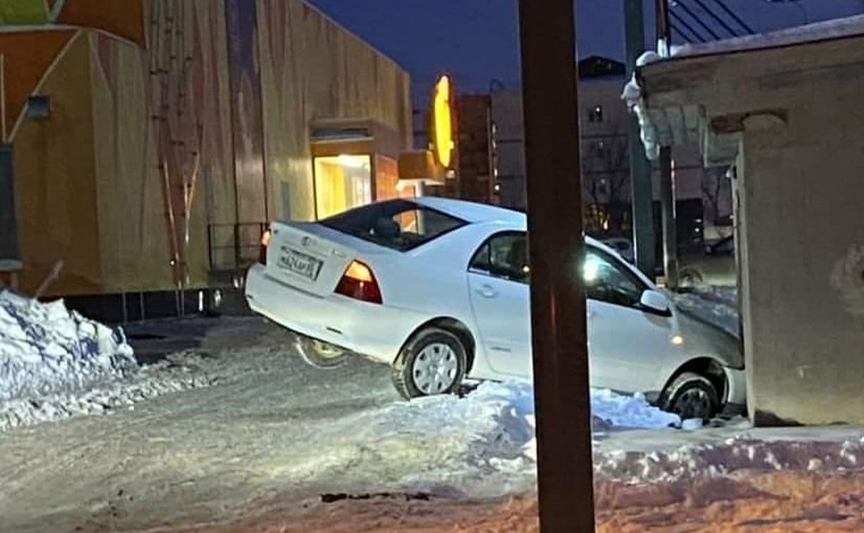 "Поскользнулась?": иномарка въехала в здание около магазина в Южно-Сахалинске