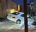 "Поскользнулась?": иномарка въехала в здание около магазина в Южно-Сахалинске