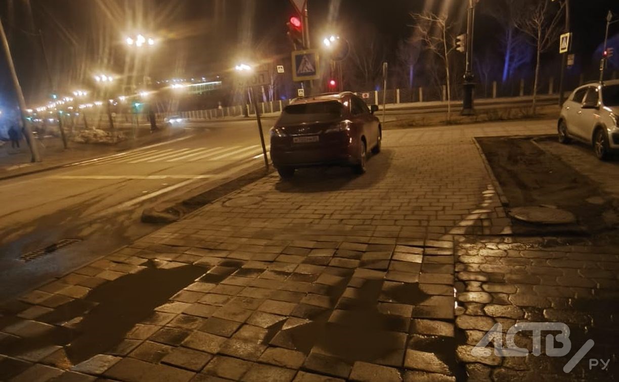 В Южно-Сахалинске автомобиль "переночевал" на тротуаре