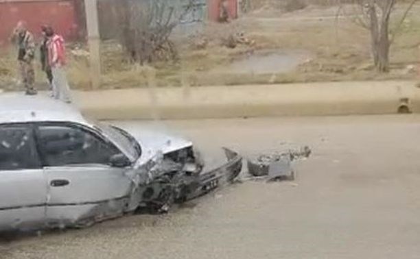 В Южно-Сахалинске иномарка решила проскочить перед КамАЗом, но не смогла