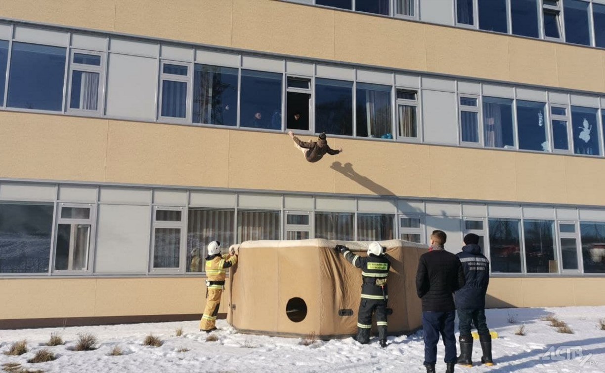 Больше 600 человек эвакуировали из средней школы в Долинске - Новости  Сахалинской области – Фотогалерея, фото 5 - astv.ru