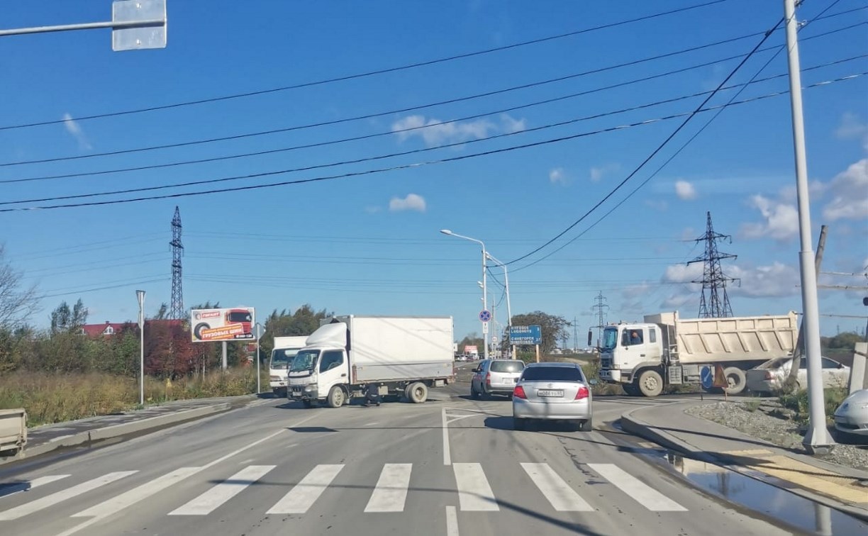Сломавшийся грузовик перегородил полосу на улице Ленина в Южно-Сахалинске