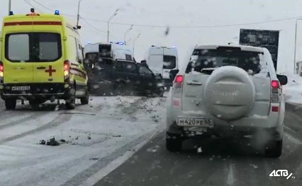В Южно-Сахалинске при столкновении Mitsubishi RVR и Honda Fit пострадали люди