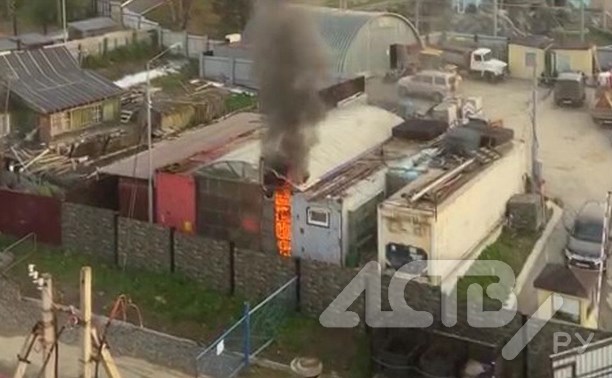 Пожар произошёл на территории зоопарка в Южно-Сахалинске - на борьбу с огнём вышли сотрудники