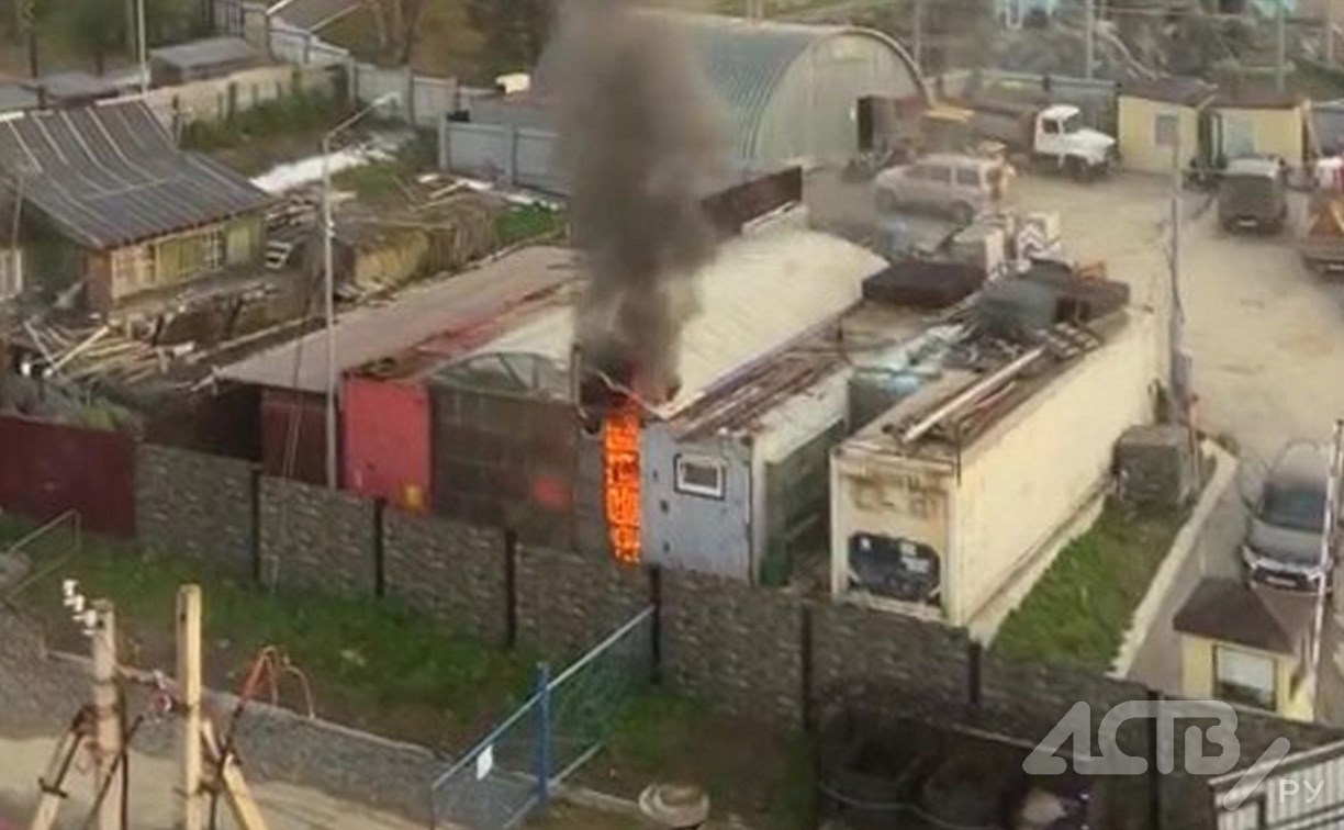 Пожар произошёл на территории зоопарка в Южно-Сахалинске - на борьбу с огнём вышли сотрудники