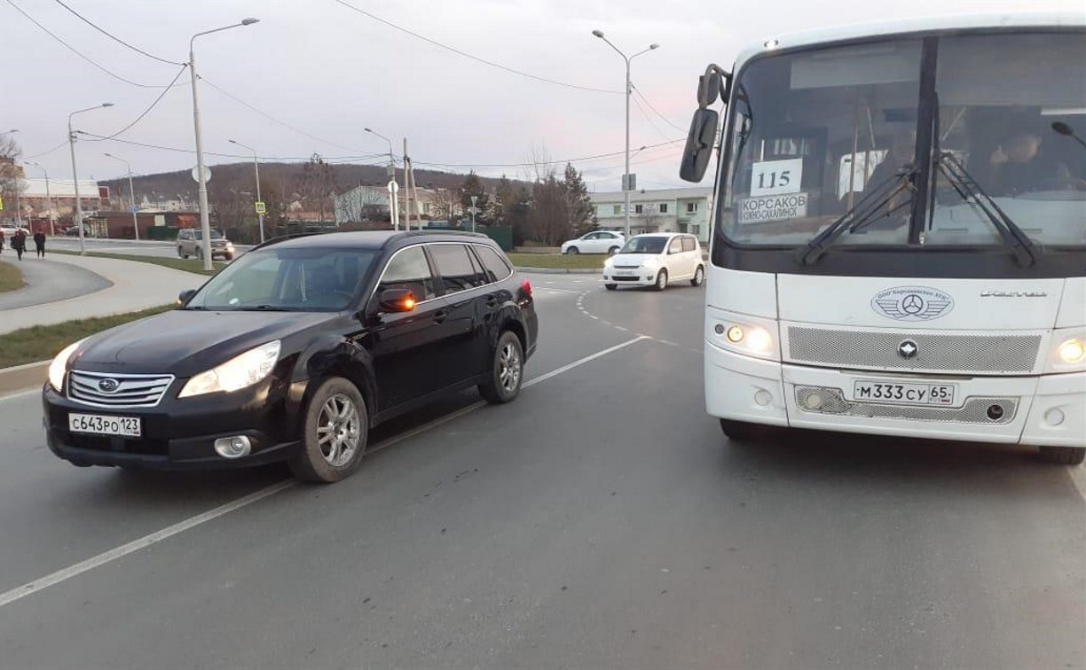 Очевидцев столкновения универсала и рейсового автобуса ищут в Южно-Сахалинске