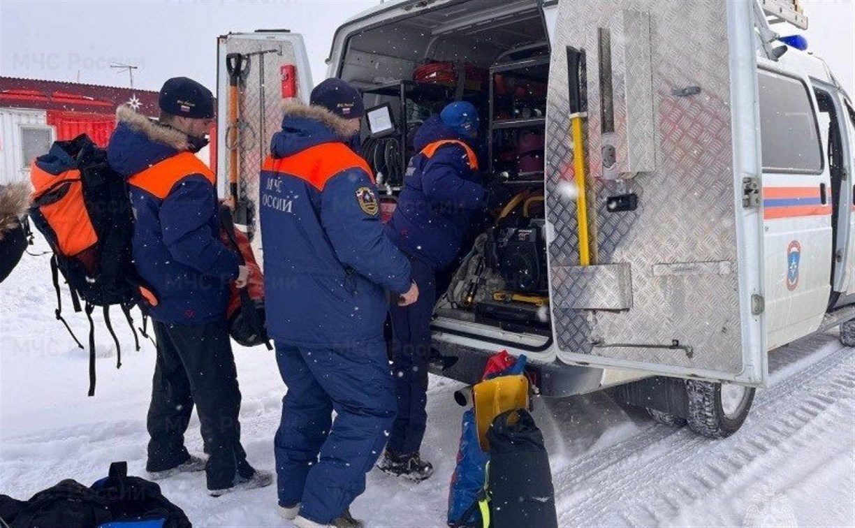 Спасатели на Сахалине выехали на помощь людям, которые застряли в метель на трассе 