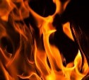 Спасатели, военные и добровольцы тушили горящий барак в Корсакове