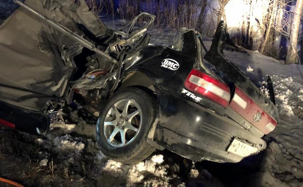 Женщина погибла при лобовом столкновении Toyota Starlet и бурильной машины в Южно-Сахалинске