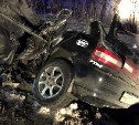 Женщина погибла при лобовом столкновении Toyota Starlet и бурильной машины в Южно-Сахалинске