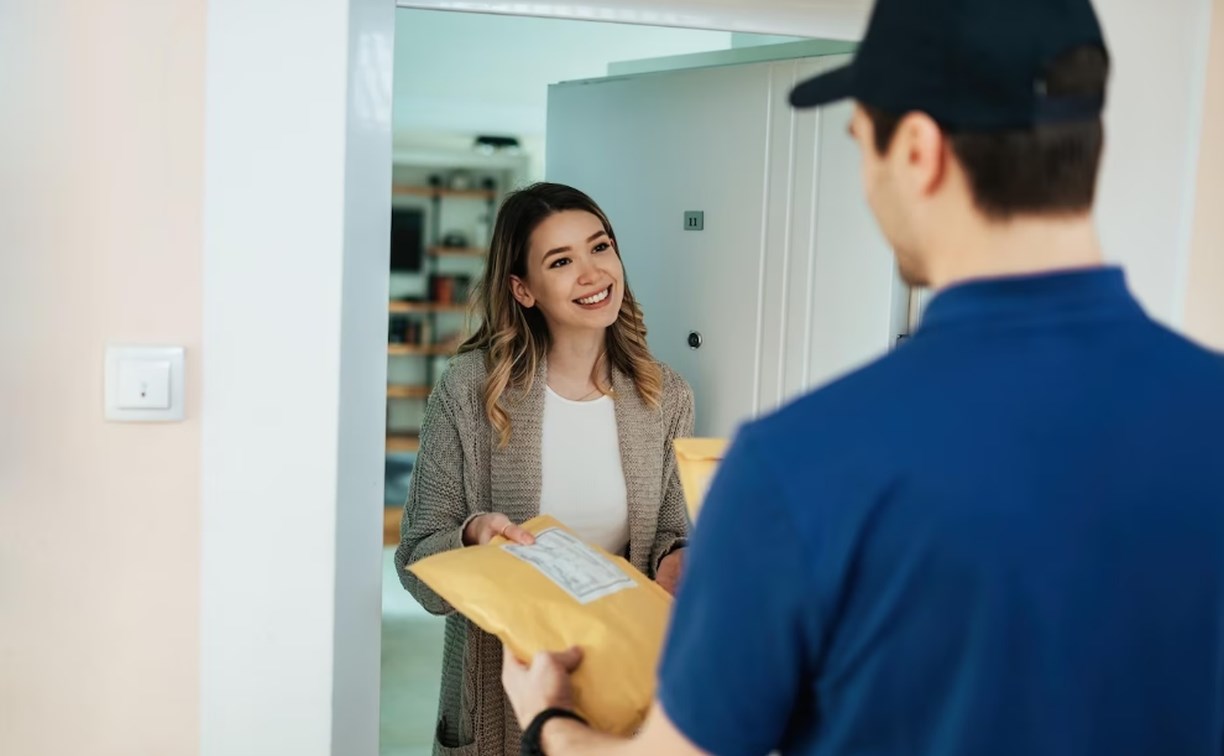 Новая услуга мошенников: курьер из банка приехал к сахалинке и помог ...