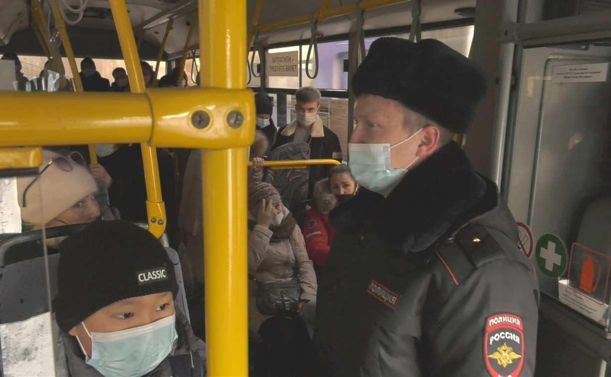 Роспотребнадзор: Маски в автобусах пассажиры надевают только при виде контролёров