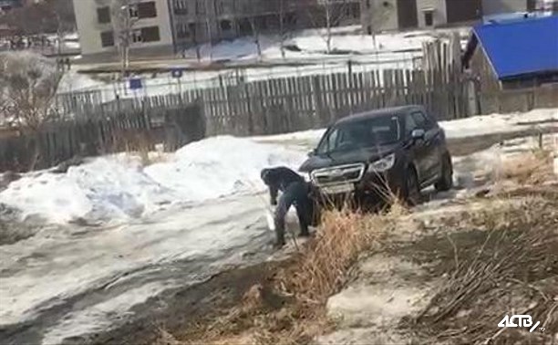 Жители Корсакова не могут повлиять на автомобилиста, моющего машину на колонке