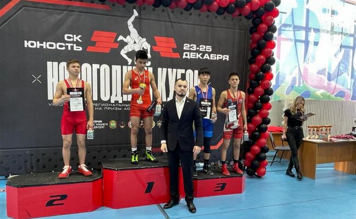 Сахалинские борцы вольного стиля завоевали восемь медалей на новогоднем турнире в Благовещенске