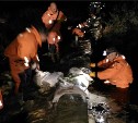 Дамбу в Приморье укрепляют сахалинские спасатели