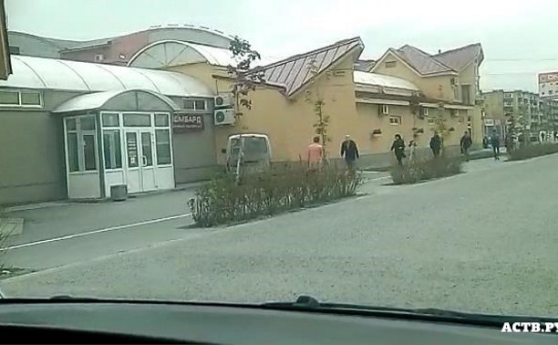 Пьяный водитель Mazda Bongo врезался в стену торгового центра в Южно-Сахалинске