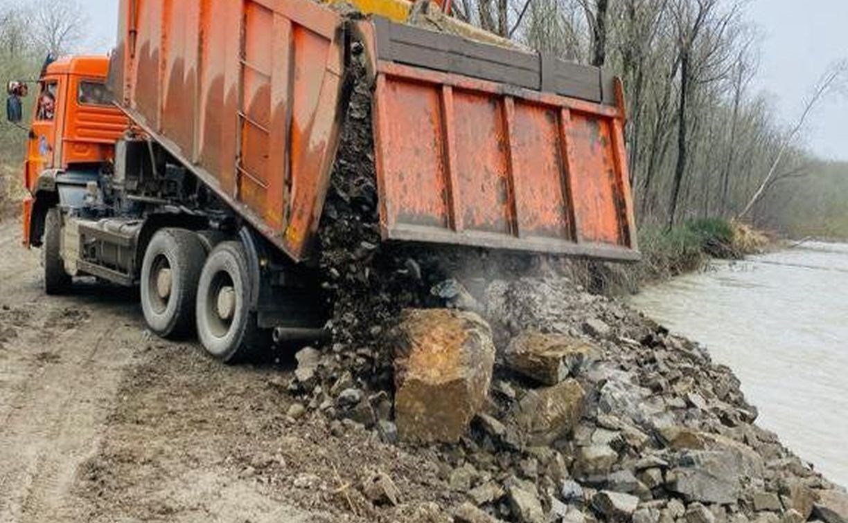Четыре участка дорог пострадали на Сахалине в результате разлива реки Поронай