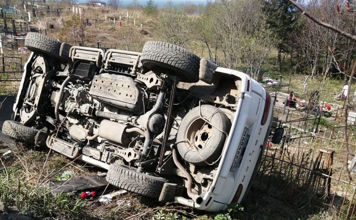 Микроавтобус в Углегорске вылетел с дороги на кладбище и снес две могилы с оградкой