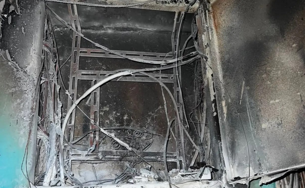 В Южно-Сахалинске эвакуировали 6 человек из-за горящего электрощитка в многоэтажке