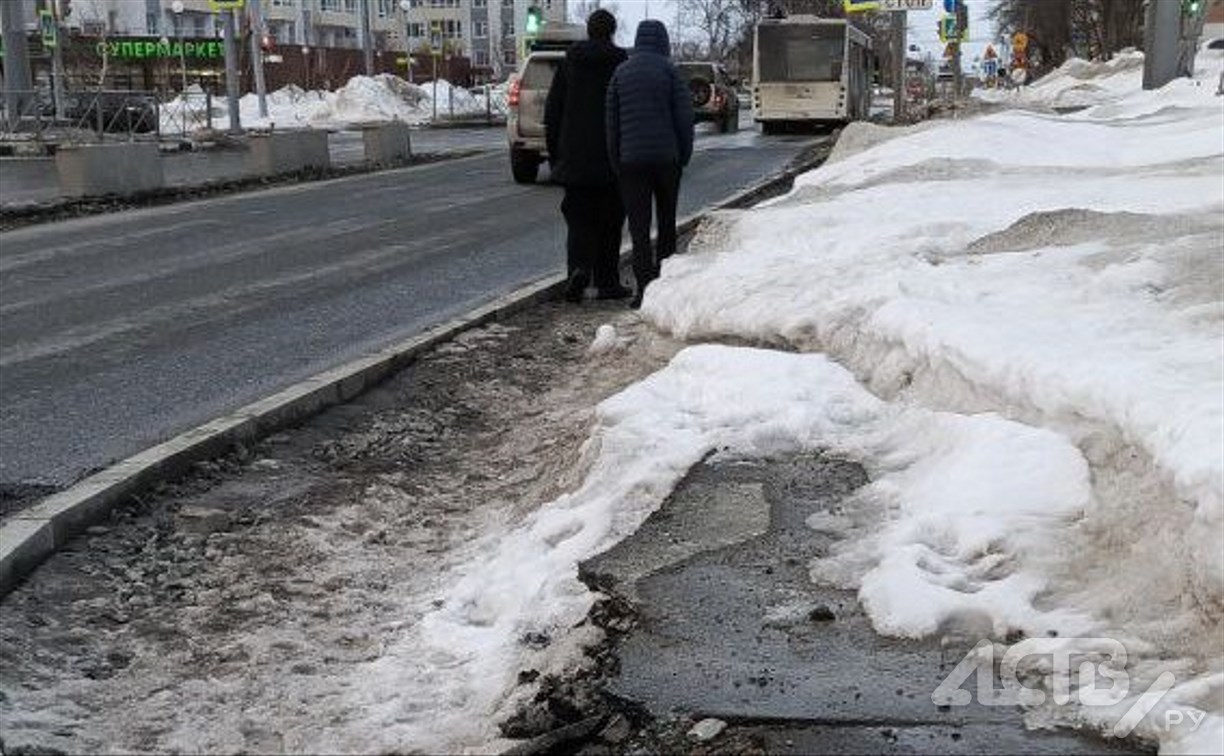 Ходим с риском: на тротуар на ремонтируемом пр. Мира жалуются южносахалинцы