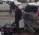 В Корсакове мотоциклист врезался в кроссовер