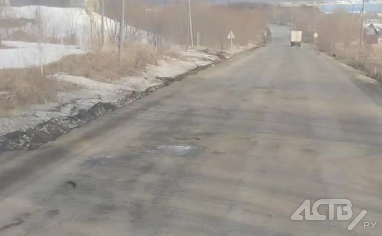 Южносахалинец показал, как на федеральной трассе автомобили прыгают по кочкам