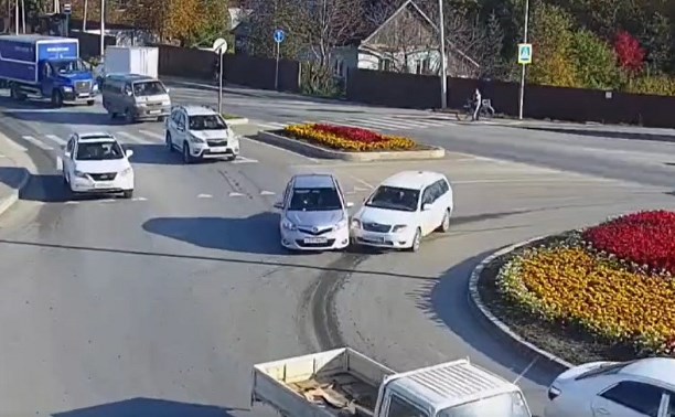Невнимательный водитель стал причиной ДТП на кольце в Южно-Сахалинске