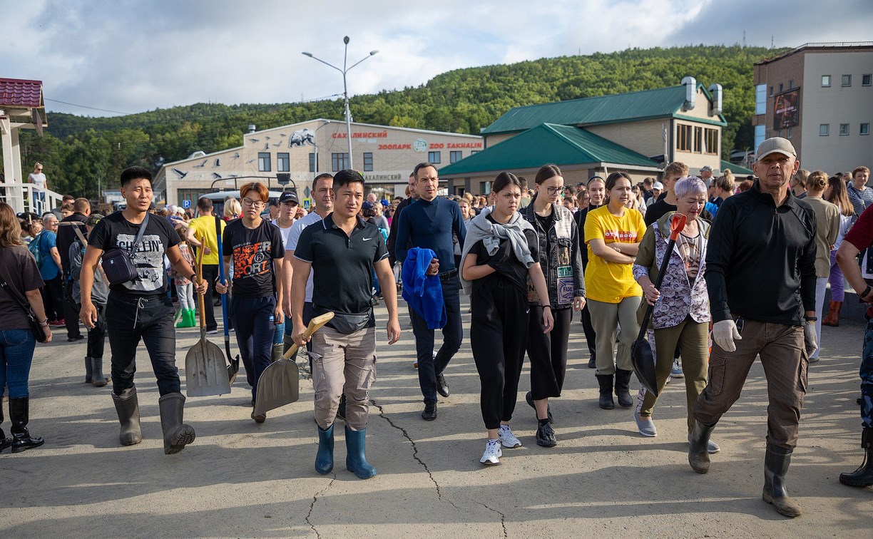 Более тысячи горожан наводят порядок в парке Южно-Сахалинска