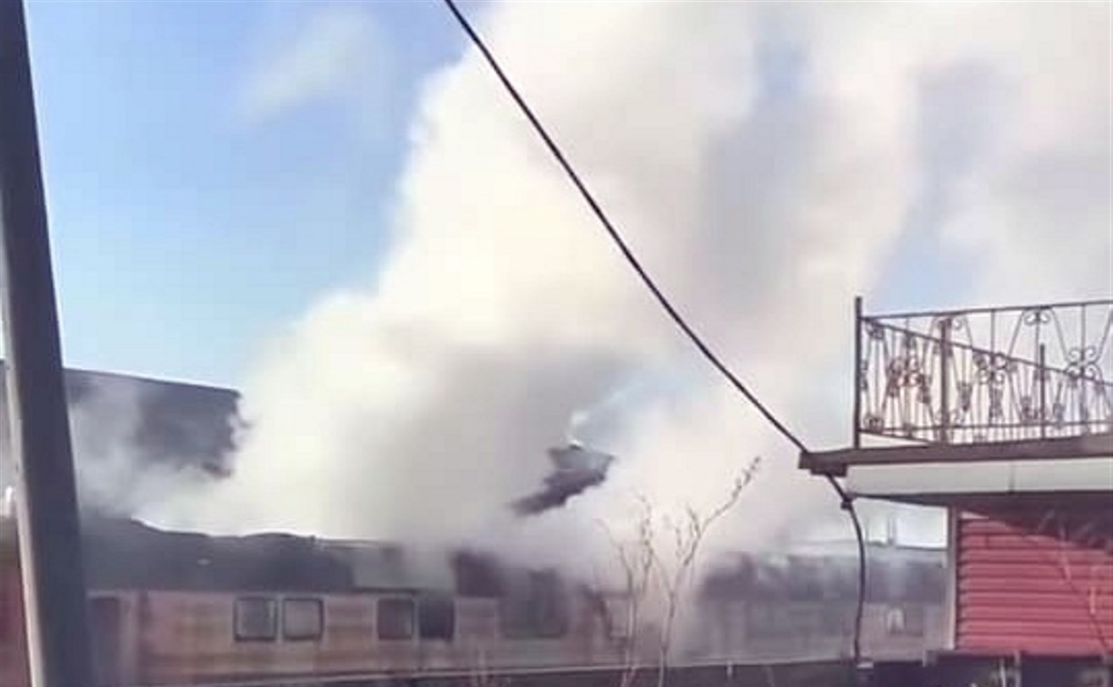 На Сахалине загорелся локомотив, который пытались порезать на металл