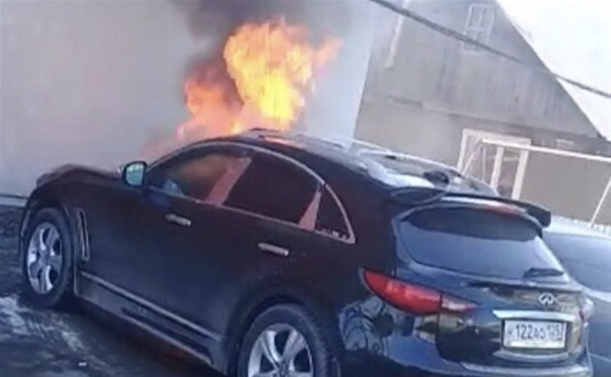 Огонь с горящего автомобиля перекинулся на фасад жилого дома в Южно-Сахалинске