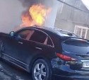 Огонь с горящего автомобиля перекинулся на фасад жилого дома в Южно-Сахалинске